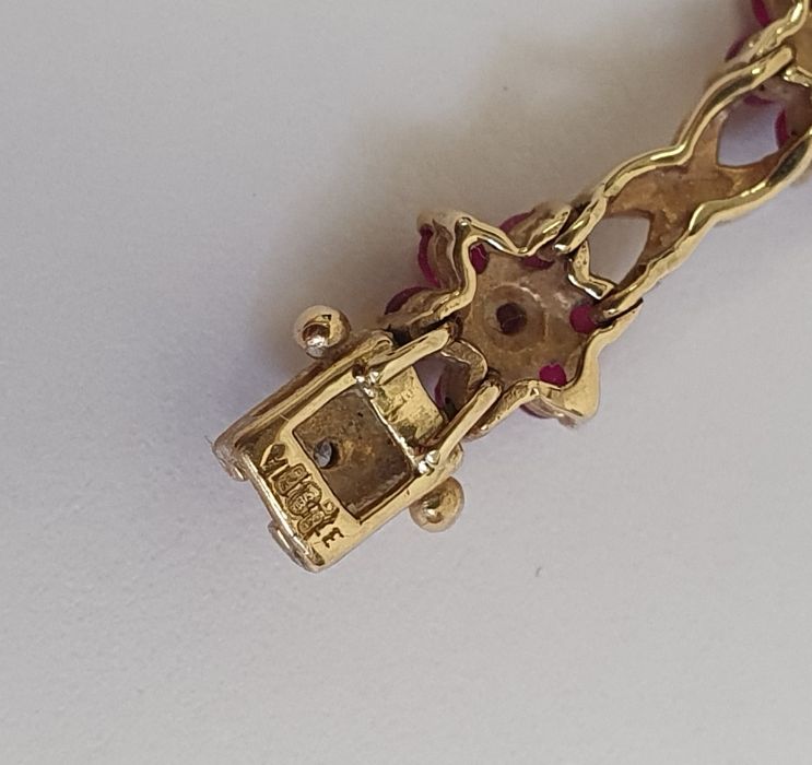 9ct gold gate-link bracelet with padlock clasp, 6.5g approx., 9ct gold cross on chain, 1.5g, a 9ct - Image 5 of 6