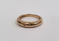 Gold ring set with seven small diamonds in rubover setting, marked 585, finger size P1/2, approx.