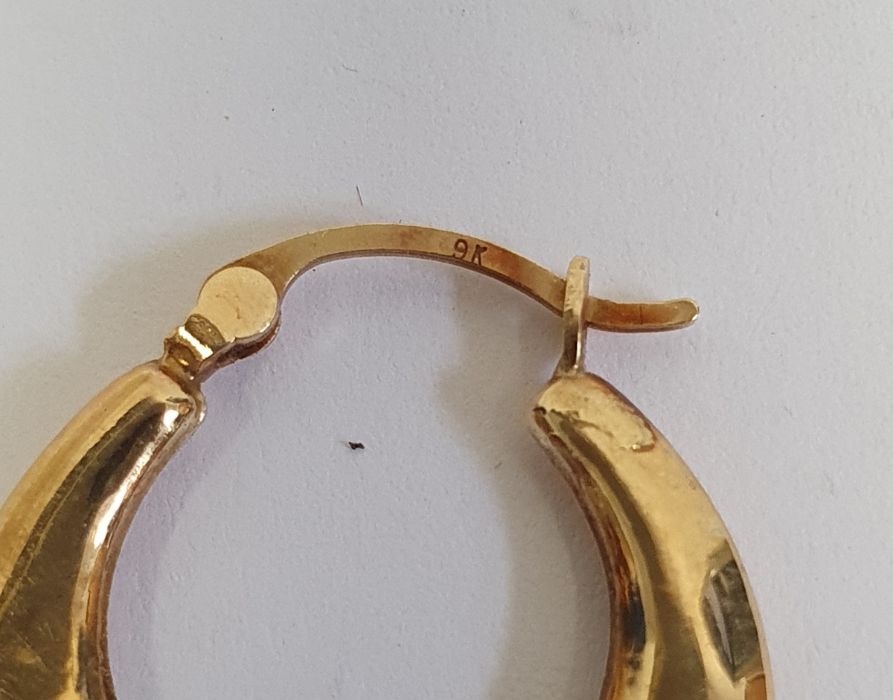 Pair 9ct gold hoop earrings, 1.5g approx., a 9ct gold dolphin drop pendant, 1g, pair 9ct gold drop - Image 2 of 3