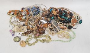 Quantity of costume jewellery, beaded necklaces, costume watches, brooches, rings (1 box)