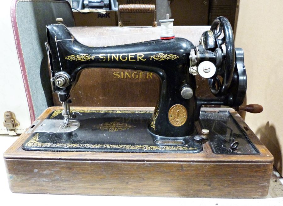 Vintage Singer sewing machine together with a sewing seat and contents of cotton reels, etc (2)