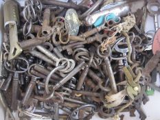 Assorted 18th, 19th, 20th century and miscellaneous keys in a cigar box