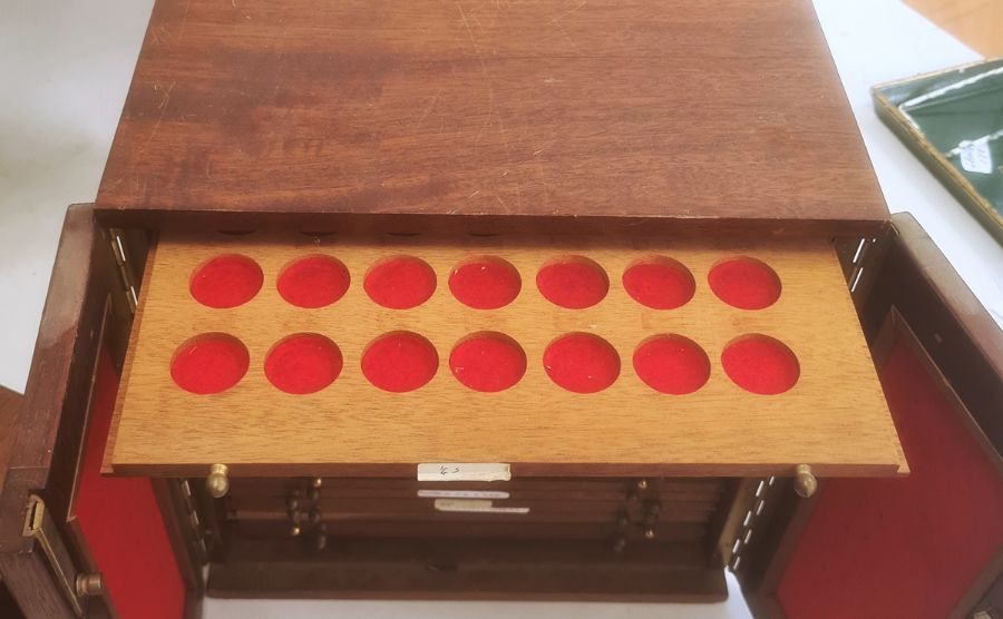 Mahogany coin cabinet with 28 trays, velvet inlaid, with later added brass lock - Image 3 of 3