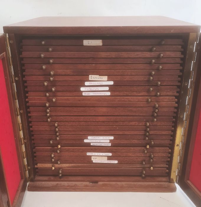 Mahogany coin cabinet with 28 trays, velvet inlaid, with later added brass lock - Image 2 of 3