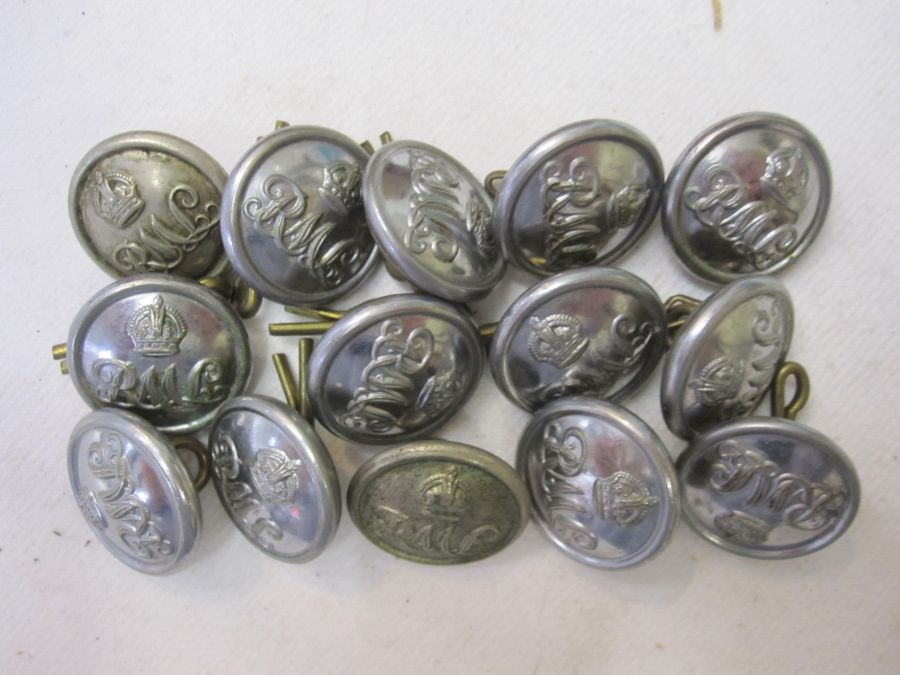 Small quantity of military buttons