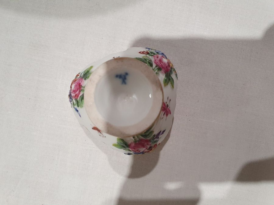 Two Meissen porcelain miniature trefoil pedestal bowls, relief floral spray and bug decorated, - Bild 11 aus 27