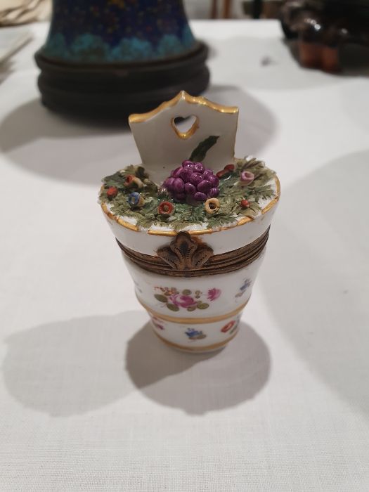 Two Meissen porcelain miniature trefoil pedestal bowls, relief floral spray and bug decorated, - Bild 14 aus 27