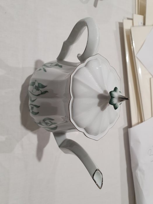 Herend cabaret set 'Snowdrop' pattern to include tray with serpentine edge, coffee pot, cream jug, - Image 15 of 21