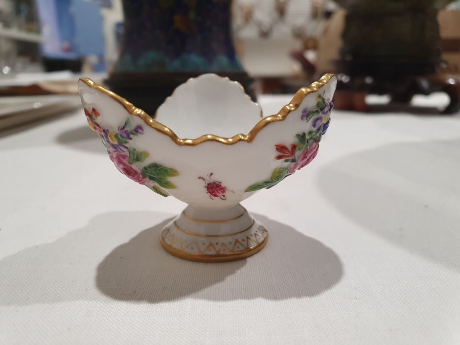 Two Meissen porcelain miniature trefoil pedestal bowls, relief floral spray and bug decorated, - Bild 4 aus 27