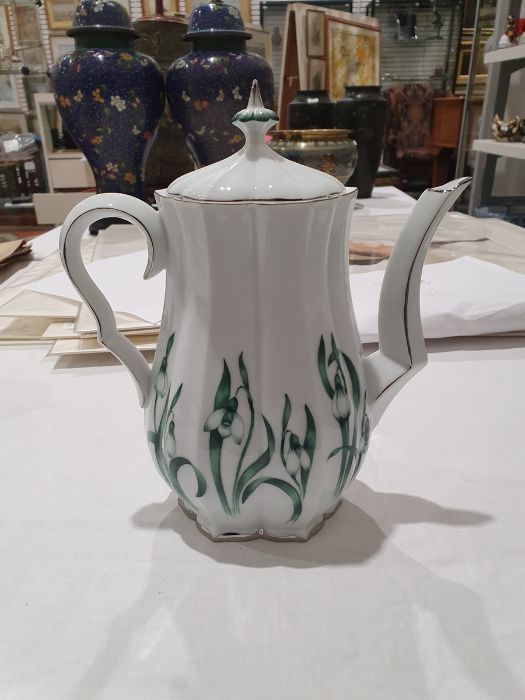 Herend cabaret set 'Snowdrop' pattern to include tray with serpentine edge, coffee pot, cream jug, - Image 14 of 21