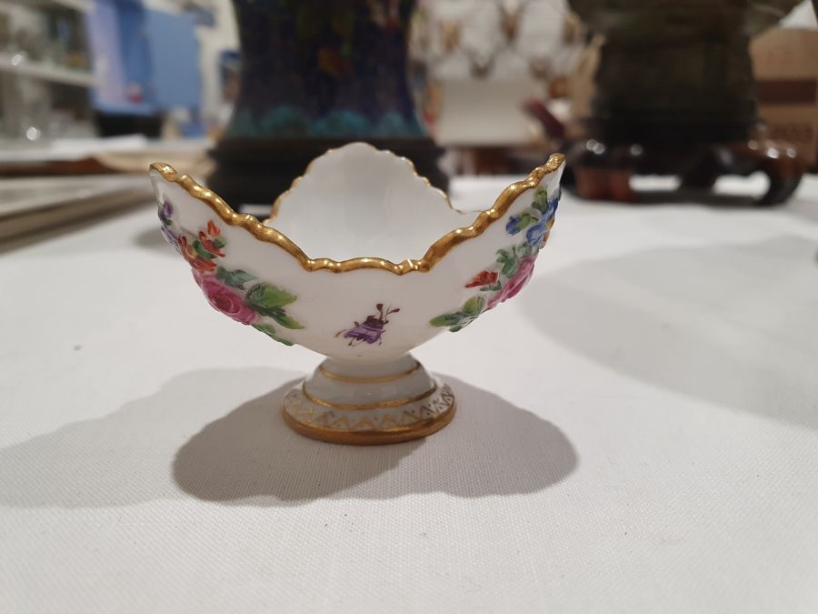 Two Meissen porcelain miniature trefoil pedestal bowls, relief floral spray and bug decorated, - Bild 10 aus 27