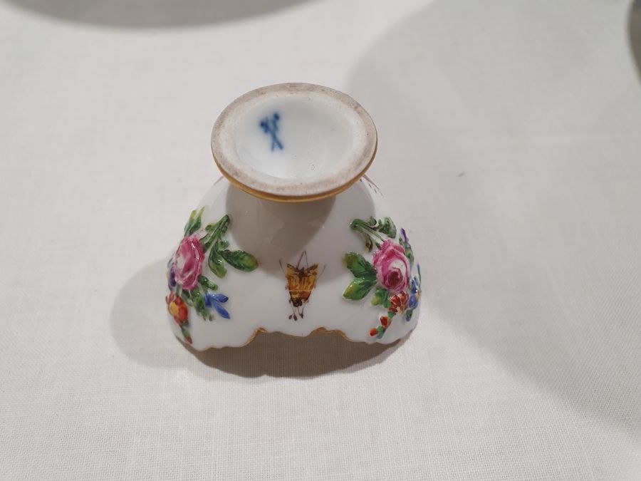 Two Meissen porcelain miniature trefoil pedestal bowls, relief floral spray and bug decorated, - Bild 6 aus 27