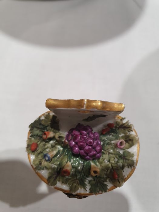 Two Meissen porcelain miniature trefoil pedestal bowls, relief floral spray and bug decorated, - Bild 15 aus 27