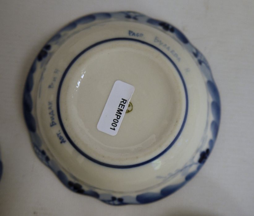 Mixed lot of English and foreign ceramics to include blue and white ginger jar, oval lidded dish - Image 11 of 12