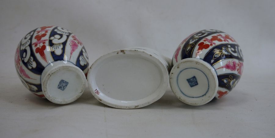 Two 18th century Worcester porcelain tea canisters, Queen Charlotte pattern, ovoid and each on - Bild 3 aus 8