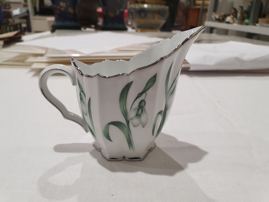 Herend cabaret set 'Snowdrop' pattern to include tray with serpentine edge, coffee pot, cream jug, - Image 7 of 21