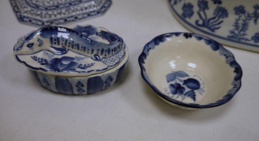 Mixed lot of English and foreign ceramics to include blue and white ginger jar, oval lidded dish - Image 9 of 12