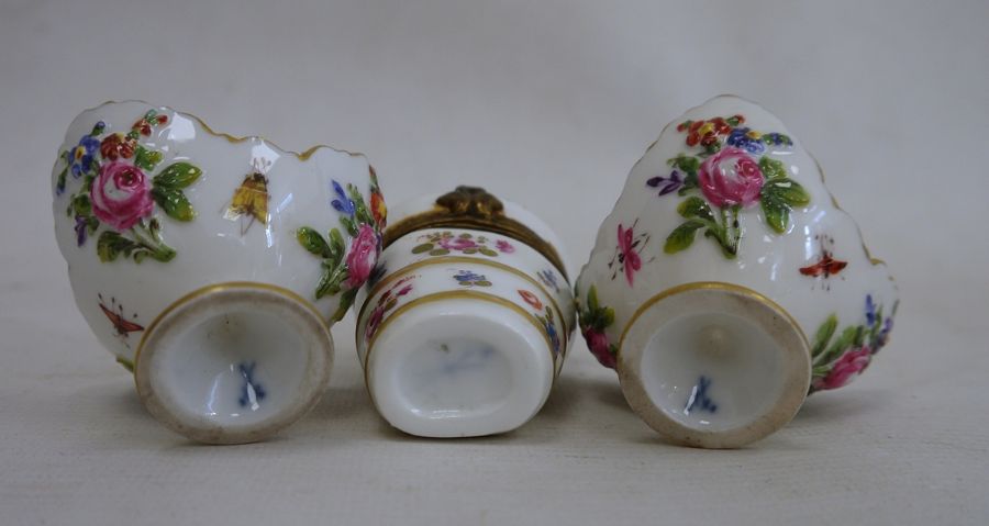 Two Meissen porcelain miniature trefoil pedestal bowls, relief floral spray and bug decorated, - Bild 2 aus 27