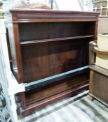 Edwardian mahogany open bookcase with moulded top, adjustable shelves, fluted pilasters, on