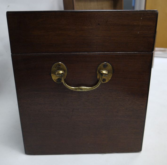 19th century mahogany rectangular lidded box with brass carry handles and a similar oak example (2) - Bild 5 aus 5