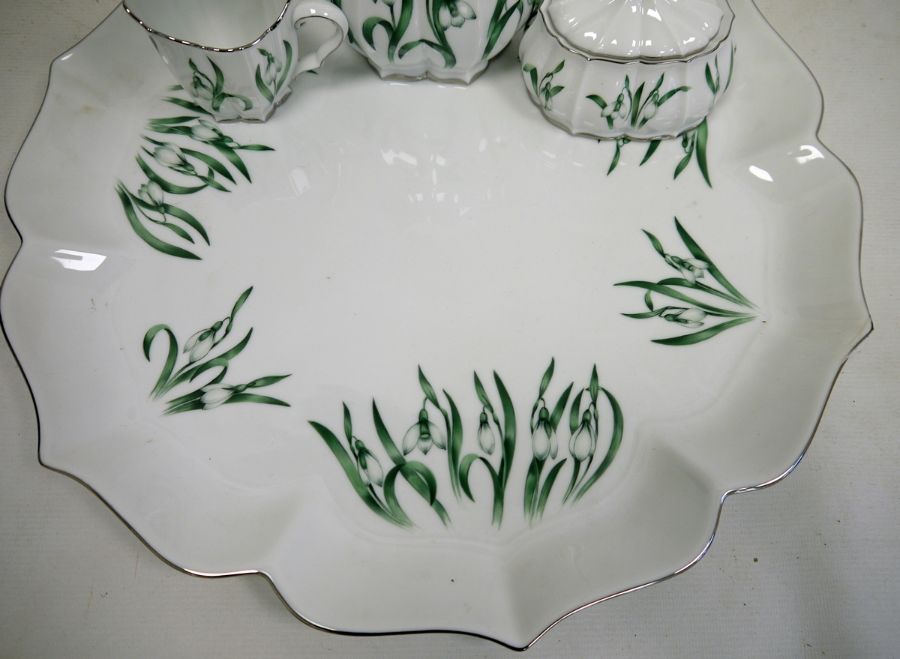 Herend cabaret set 'Snowdrop' pattern to include tray with serpentine edge, coffee pot, cream jug, - Image 3 of 21