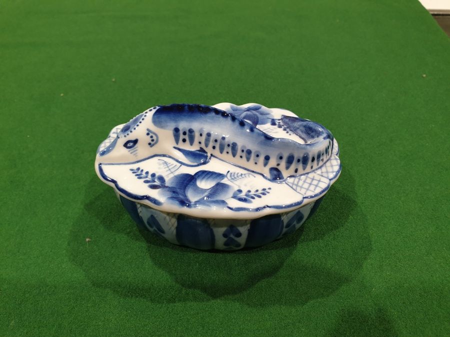 Mixed lot of English and foreign ceramics to include blue and white ginger jar, oval lidded dish - Image 12 of 12