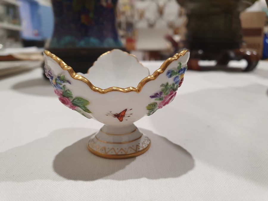 Two Meissen porcelain miniature trefoil pedestal bowls, relief floral spray and bug decorated, - Bild 5 aus 27