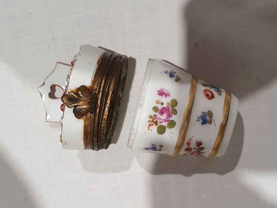 Two Meissen porcelain miniature trefoil pedestal bowls, relief floral spray and bug decorated, - Bild 27 aus 27