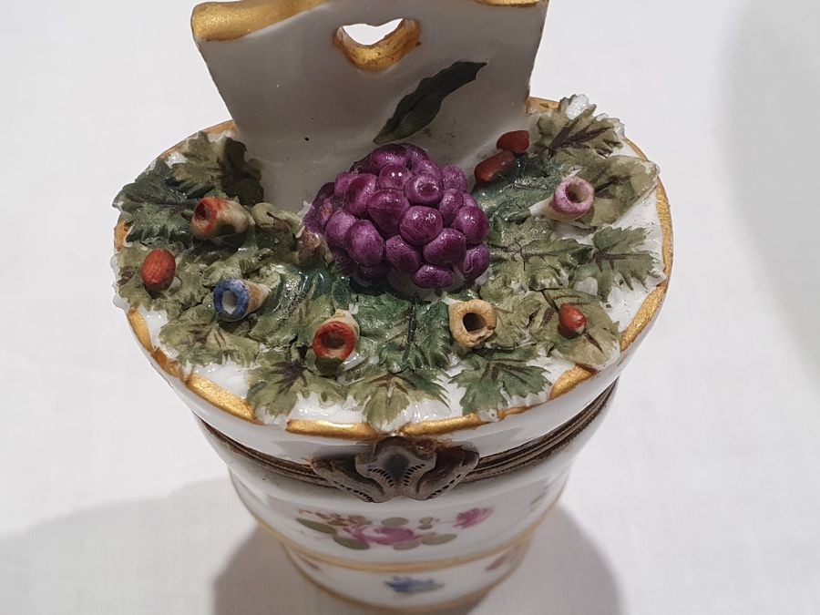 Two Meissen porcelain miniature trefoil pedestal bowls, relief floral spray and bug decorated, - Bild 17 aus 27