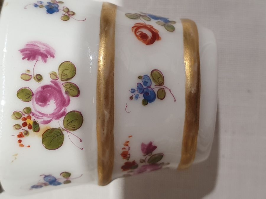 Two Meissen porcelain miniature trefoil pedestal bowls, relief floral spray and bug decorated, - Bild 19 aus 27