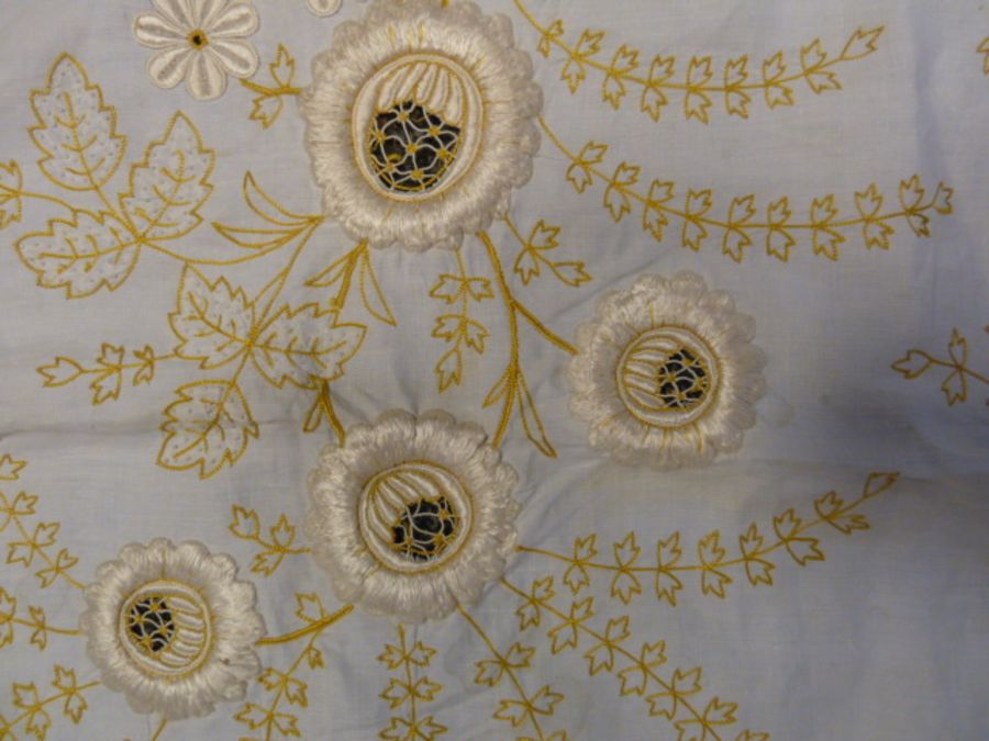 Linen and lace bedspread with pink details, 500cm x 215cm  with a linen , lace and yellow - Image 5 of 5