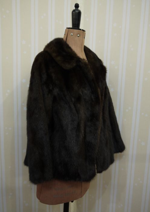 Short mink jacket with shawl collar, bracelet sleeves and mink hat - Image 2 of 2
