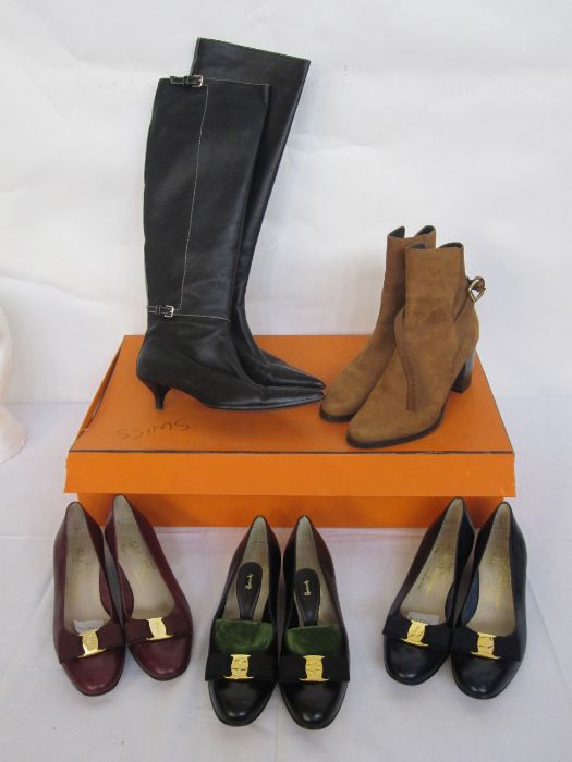 Pair of Hermes black leather boots (size 39), with kitten heel, cream saddle stitching, two