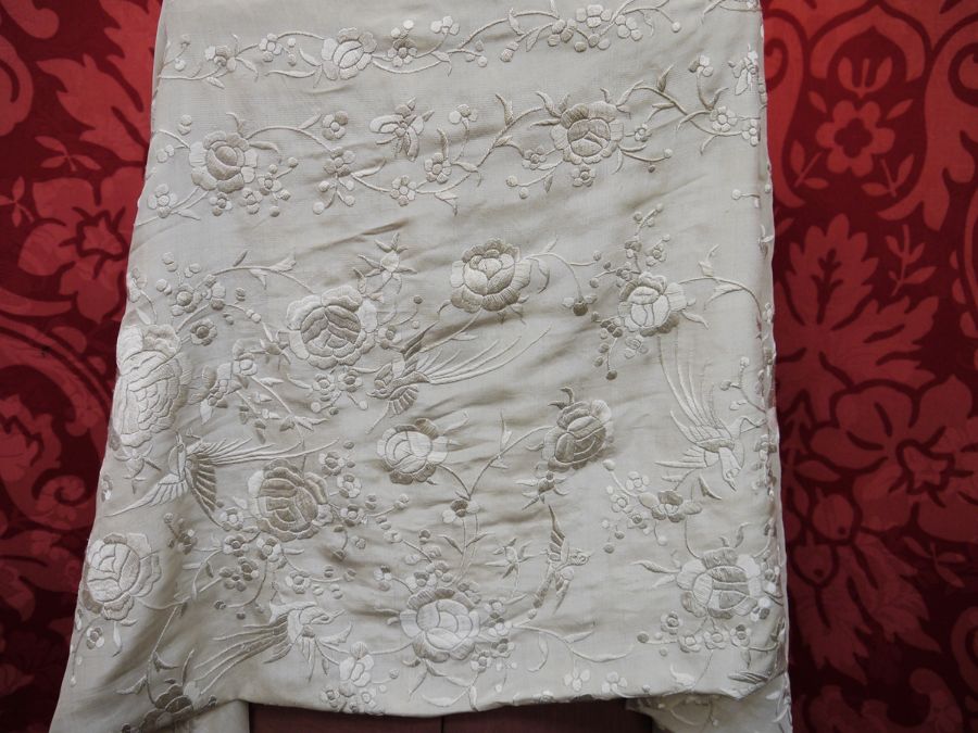 Chinese silk shawl embroidered with peonies, hummingbirds, etc, deep fringe - Image 2 of 2