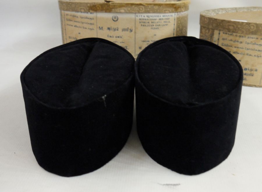 Two Chinese velvet hats lined with silk, in original Chinese boxes with original labels (2) - Image 3 of 3