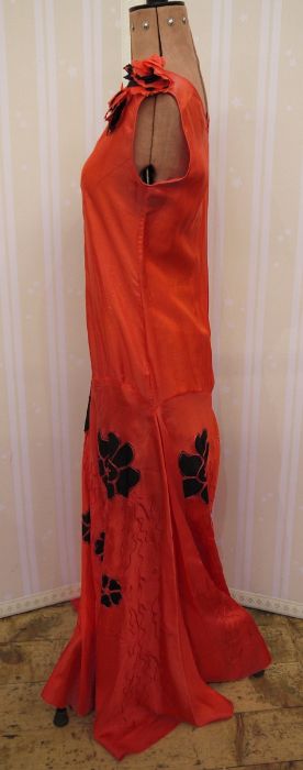 1920's red silk tea dress - drop waist with full skirt, black and red appliqued flowers to the skirt - Image 2 of 2