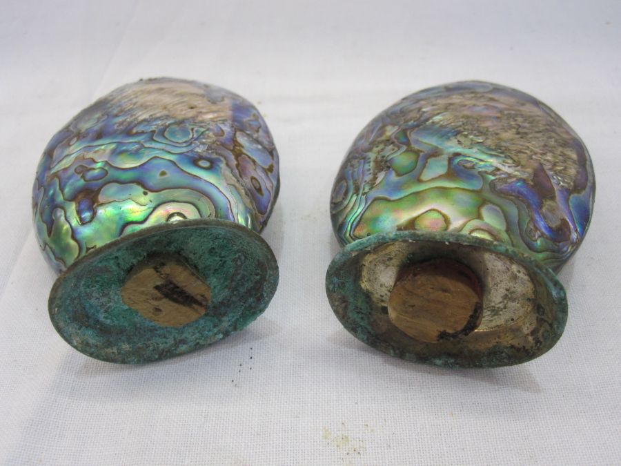 Pair of abalone shell salt and pepper shakers, 8cm high (2) - Image 2 of 2