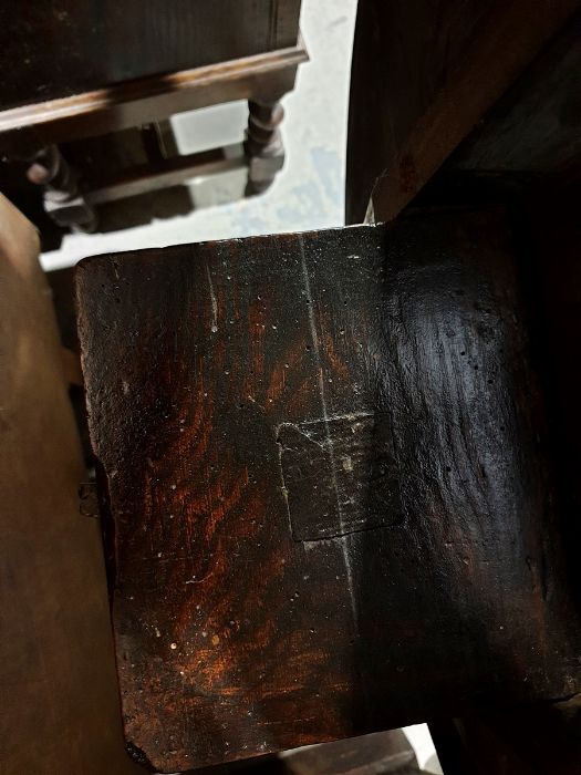 19th century oak circular tilt-top table on turned supports to tripod ogee feet Condition Report - Image 2 of 5