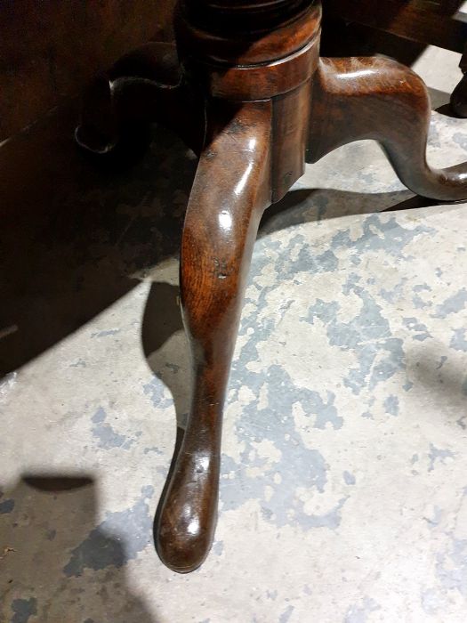 19th century oak circular tilt-top table on turned supports to tripod ogee feet Condition Report - Image 5 of 5