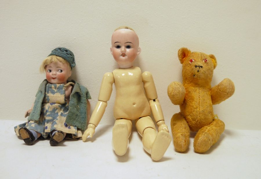 Miniature bisque shoulderhead doll with googly eyes, small German bisque-headed doll with jointed