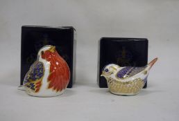 Royal Crown Derby paperweight in the form of a robin, with gold button to base and a Royal Crown