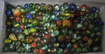 Large quantity of variously sized marbles (1 box)