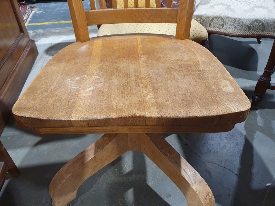 Early 20th century oak office swivel chair  Condition ReportSurface scratches, scuffs and knocks - Image 12 of 21