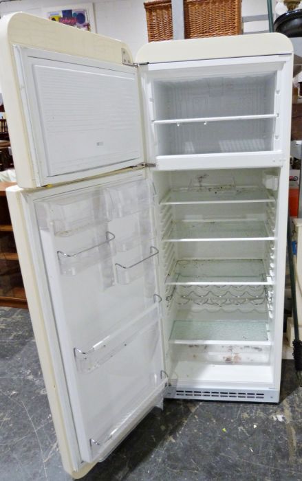 Modern Smeg fridge freezer in retro 1950's style Condition ReportSome marks to outside, in need of a - Image 2 of 15