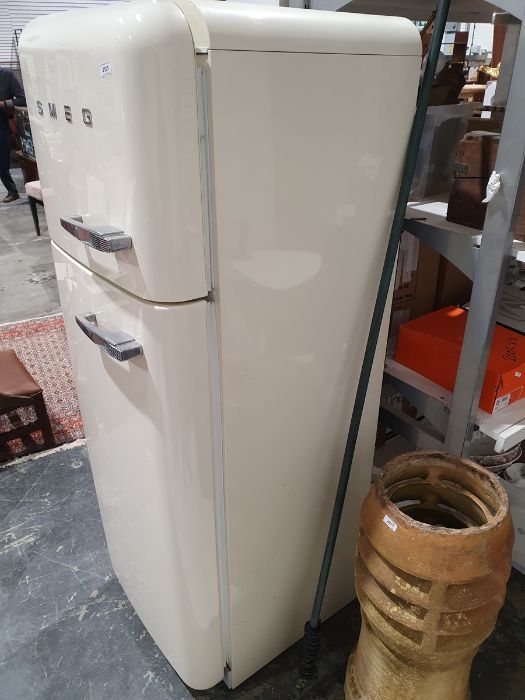 Modern Smeg fridge freezer in retro 1950's style Condition ReportSome marks to outside, in need of a - Image 8 of 15