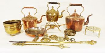 Two copper kettles, a brass kettle and further metalware (1 box)