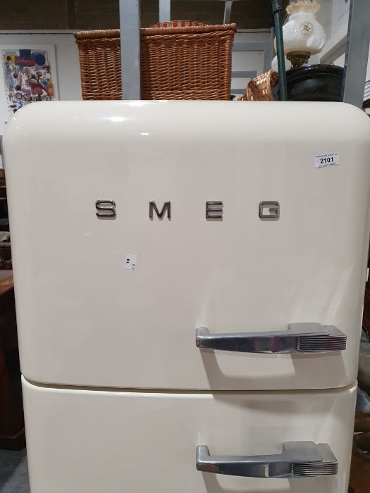Modern Smeg fridge freezer in retro 1950's style Condition ReportSome marks to outside, in need of a - Image 3 of 15