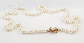 Cultured pearl necklace with 14K gold ropetwist pattern and single pearl set clasp, 68cm long, 7mm