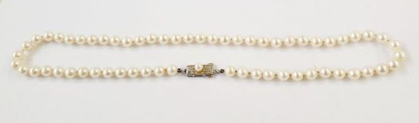 Cultured pearl, single-strand necklace with silver clasp, 46cm