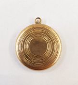 9ct gold circular locket, gross weight 2.5g approx.